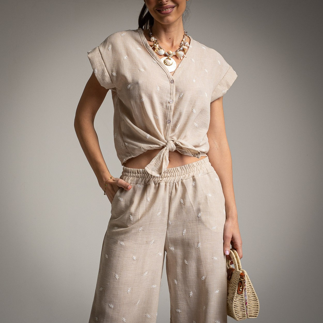 Emboridery Feather Set in Beige